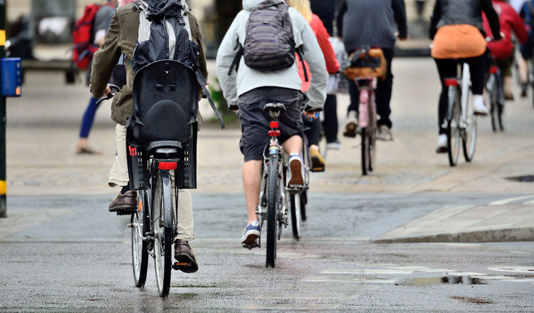 ‘Brommers en scooters naar rijbaan vanwege gezondheid fietsers'