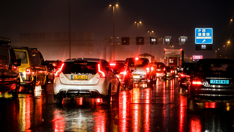 VID: 'Wintertijd zorgt voor meer files en drukkere avondspits'