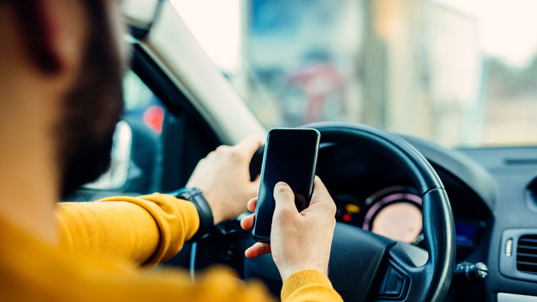 Meer boetes voor niet-handsfree bellen