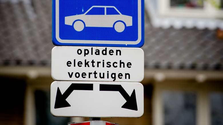 Autofabrikanten slaan handen ineen voor snellaadpalen