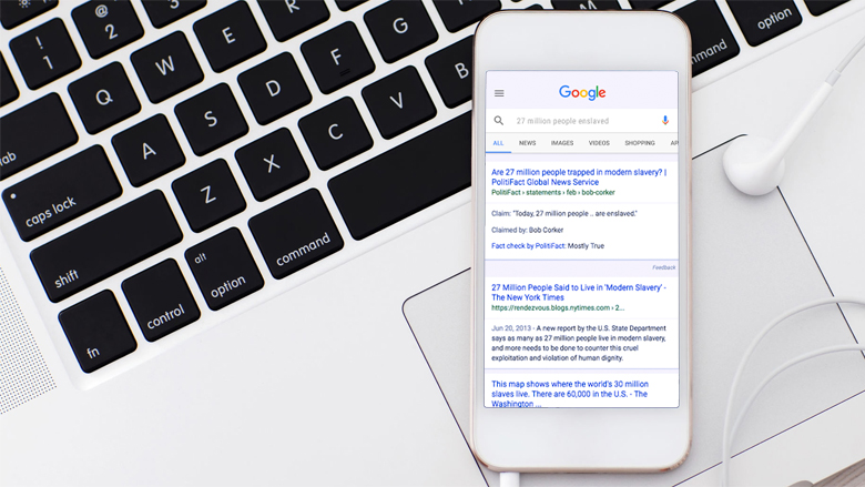 Google gaat nepnieuws kenmerken in zoekresultaten