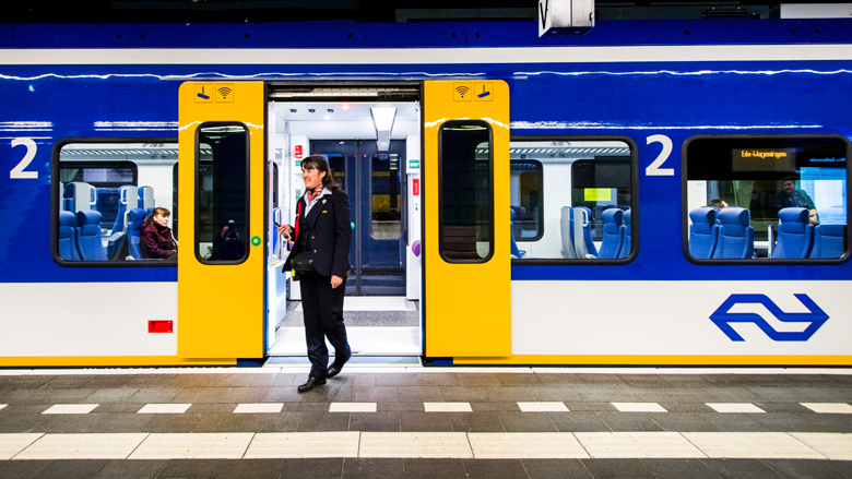 NS zet meer geltreinen in om gladde sporen in herfst te bestrijden