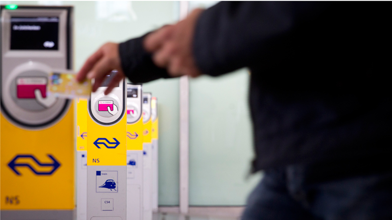 Reizigers krijgen geld ov-chipkaart sneller terug