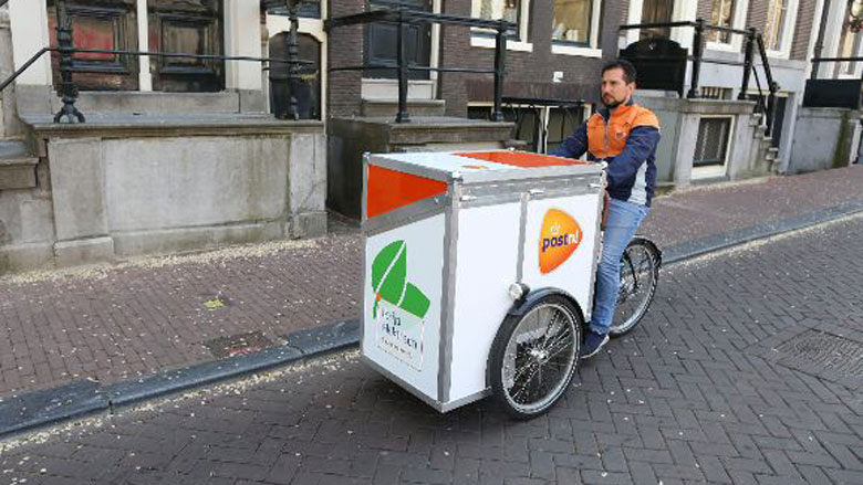 PostNL verruilt auto voor e-bakfiets in Amsterdam