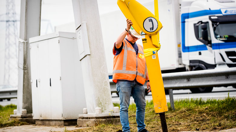 Praatpalen langs snelweg worden laadpalen
