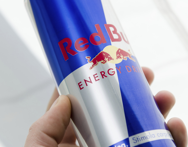 Vrouw blind door Red Bull en Nederlandse bloemen naar laboratorium