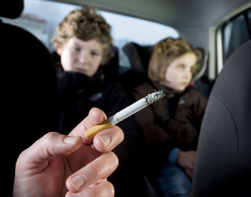 Artsen: verbied roken in auto met kind