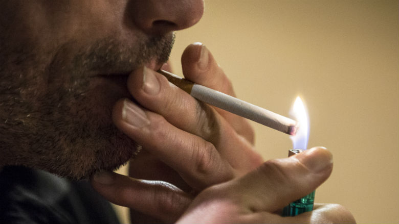 Peiling: Kabinet moet optreden tegen sigarettenrook