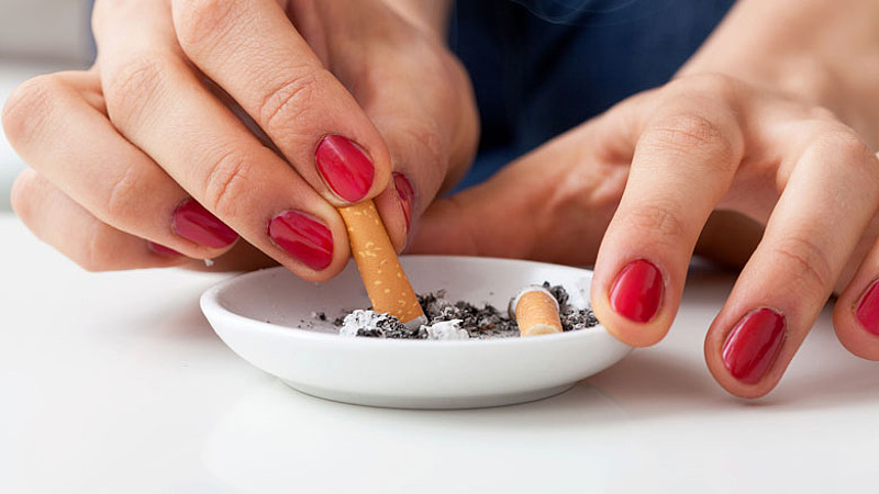 Longarts: Werkgevers moeten roken onder werktijd verbieden