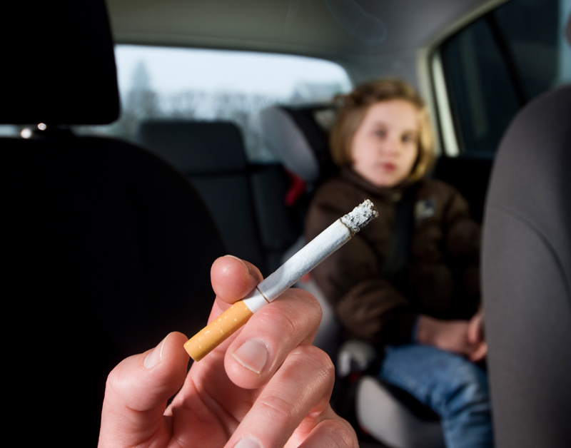 'Verbied roken in auto met kinderen'