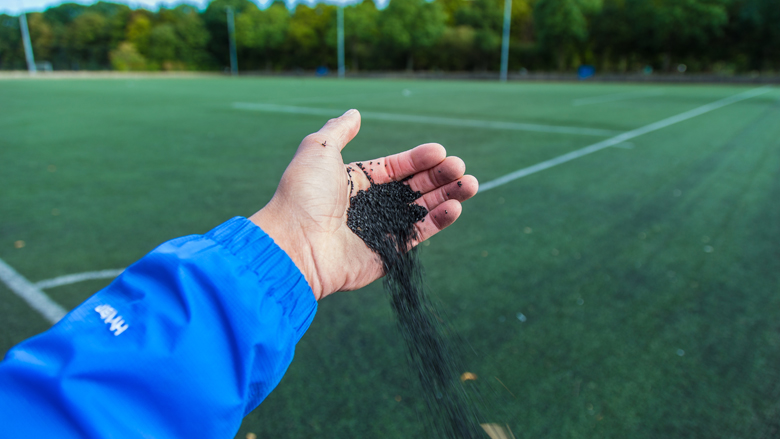 Aangifte om milieuonvriendelijke rubberkorrels op sportvelden