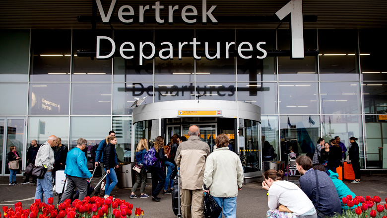 Reizigers wegbrengen of ophalen van Schiphol gaat geld kosten