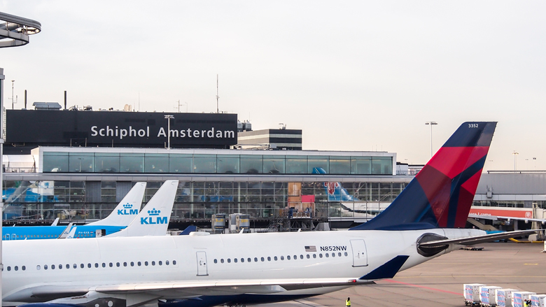 Schiphol moet meer vluchten in de zomer uitvoeren