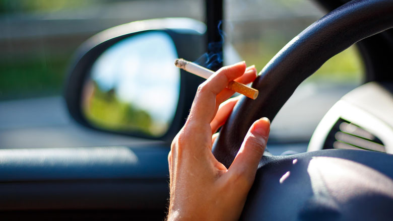 'Peuken uit auto gooien kan momenteel snel brand veroorzaken'