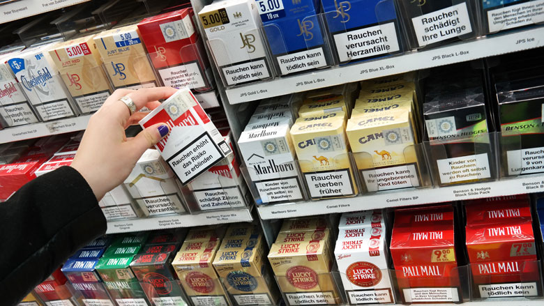 Staatssecretaris Blokhuis wil met supermarkten in gesprek over sigarettenverkoop
