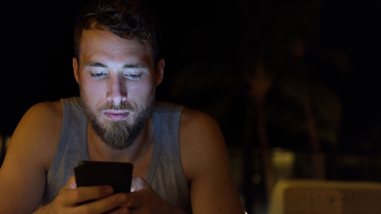 60% jongeren meer dan 3 uur per dag op smartphone