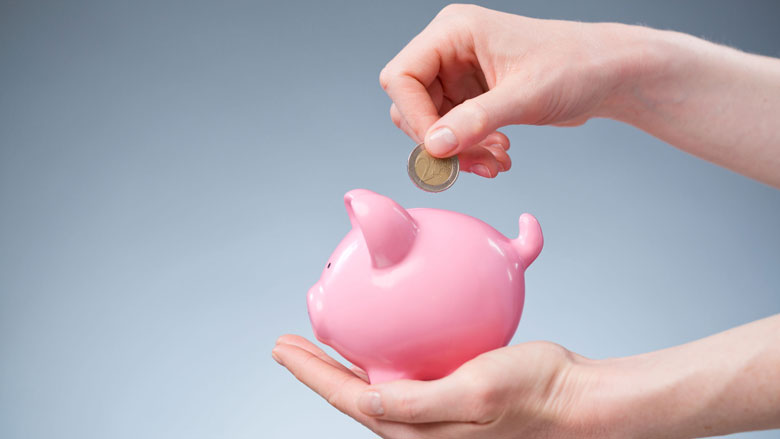 Nederlanders sparen minder op bankrekening