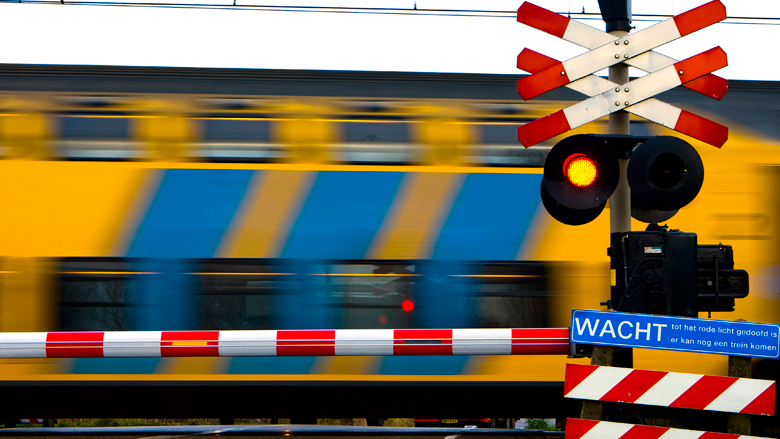 ProRail neemt maatregelen voor ouderen die slecht met overweg overweg kunnen