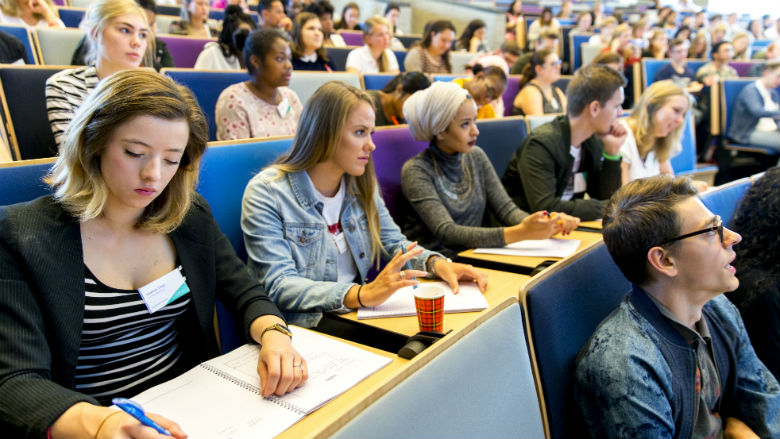 Minister wil minder druk voor eerstejaarsstudenten
