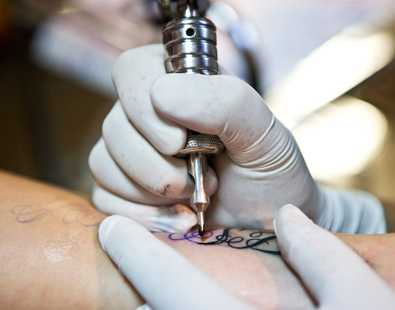 Illegale tatoeëerders op de vingers getikt