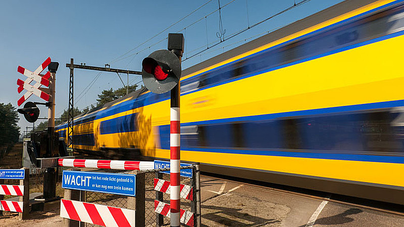 ProRail zet flitspalen in bij spoorwegovergang