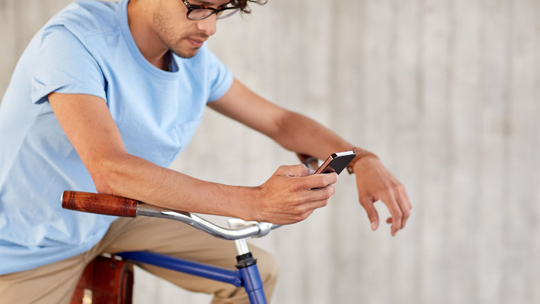Smartphoneverbod voor fietser laat nog steeds op zich wachten