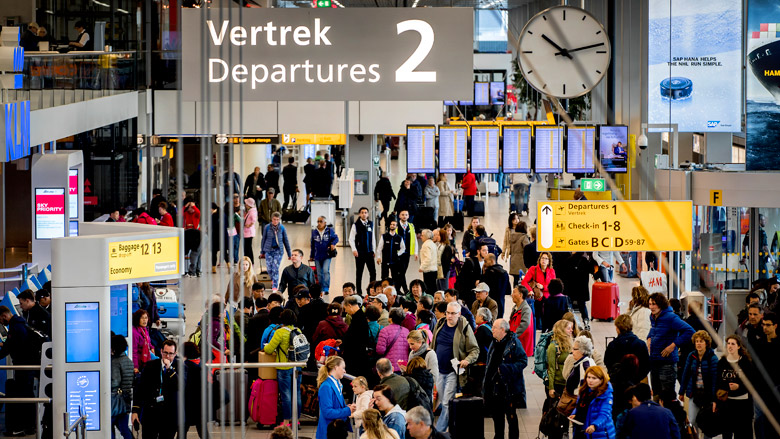 Reizigers klagen Schiphol aan voor vertragingen