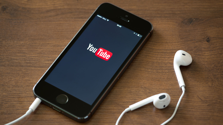 YouTube plaatst Wikipedia-teksten bij complottheorieën