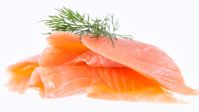 Consumentenbond pleit voor verbeteringen op verpakkingen gerookte zalm