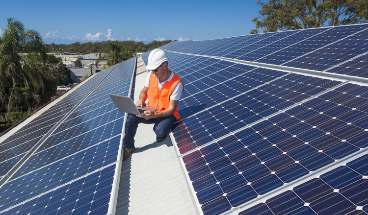 ProRail wil zonnepanelen op stations en langs het spoor