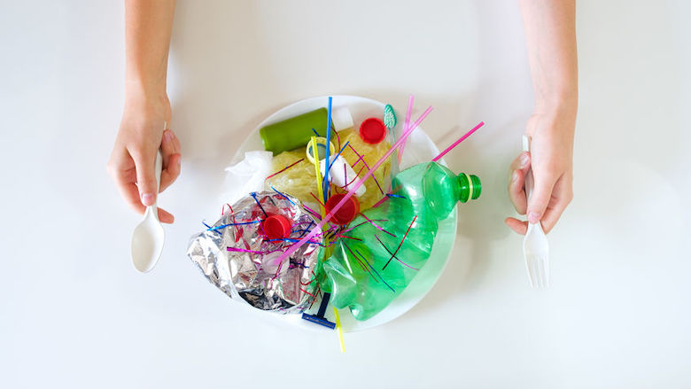 Plastic dringt appels, wortels en sla binnen