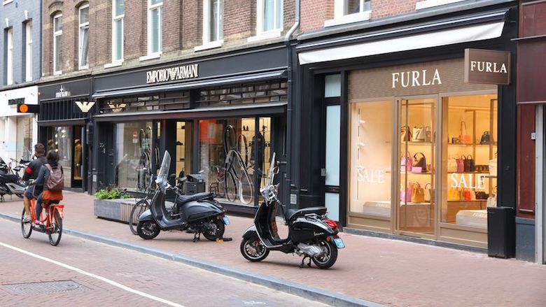 Snorfietsers op de rijbaan: veiliger of juist niet?