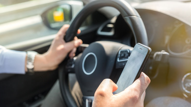 Politie deelt bijna 400 boetes uit voor smartphonegebruik in verkeer