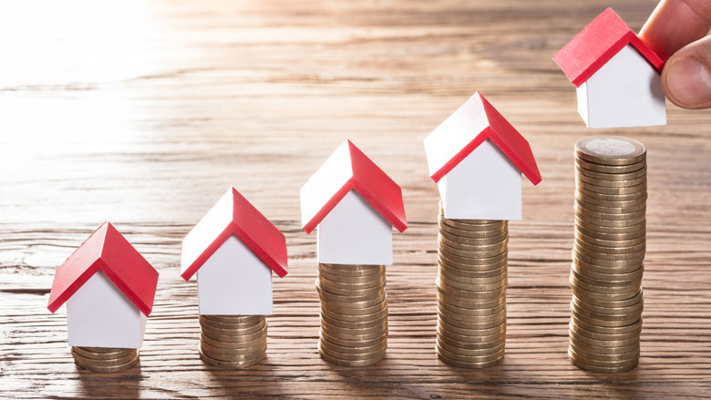 Huizenprijzen stijgen steeds harder, ook meer woningen verkocht