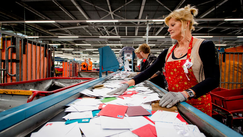 Pakketjes vaker op tijd bezorgd, klachten over kerstpost houden aan