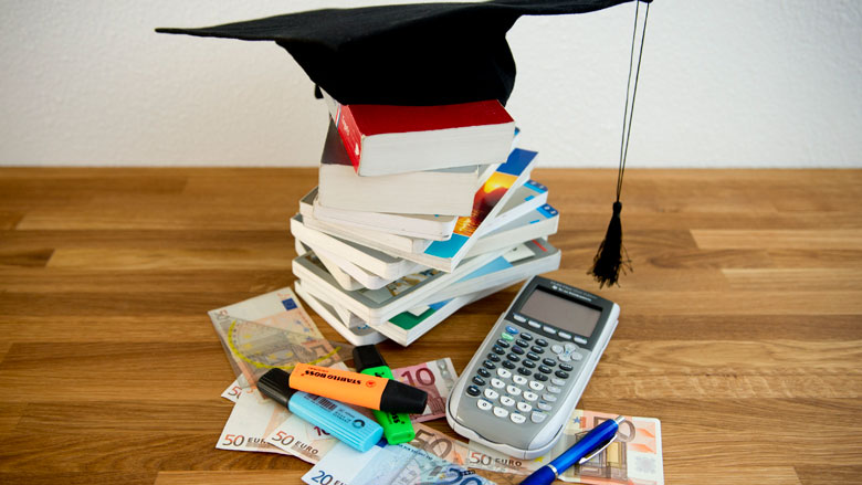 'Geef 'gedupeerden' leenstelsel contante uitbetaling of verlaging studieschuld'