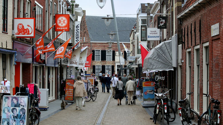 Oók vijftigplussers bestellen steeds meer online, probleem voor winkelstraten
