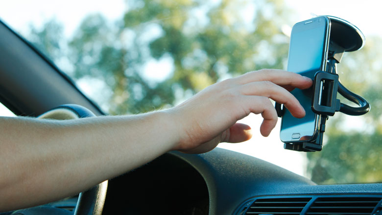 De oplossing tegen appen in verkeer: via techniek of via de overheid?