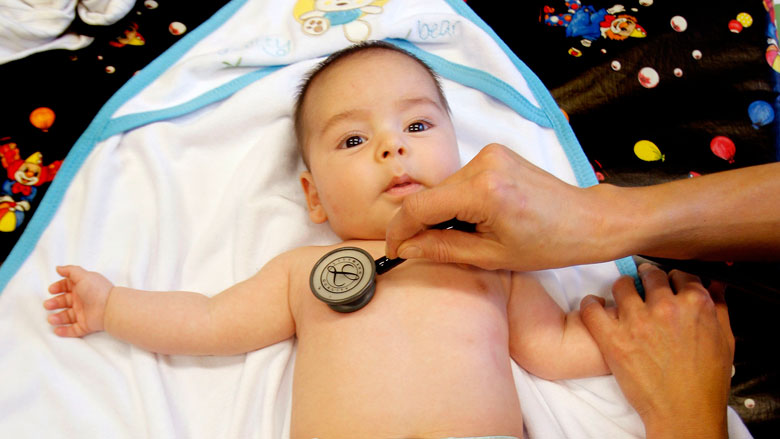 RIVM: Vaccineer baby vervroegd als je op vakantie gaat naar risicovol land