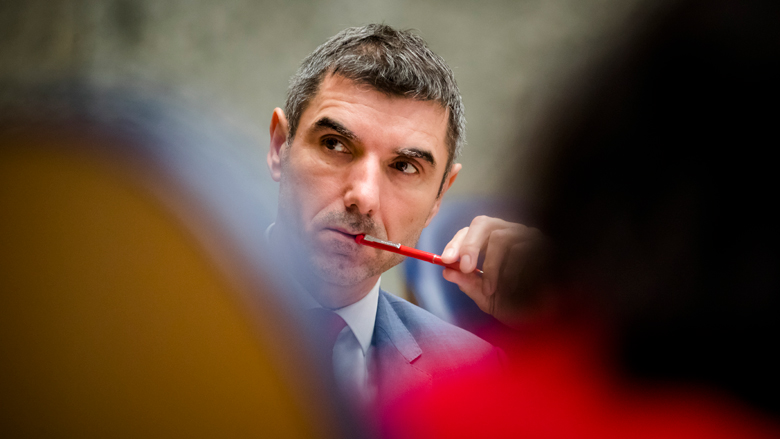 Kabinet wil dat Bol.com boeken van antivaxxers uit 'etalage' haalt