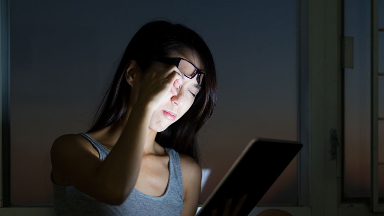 Beter slapen door overdag een computerbril te dragen?