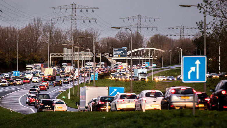 Rijkswaterstaat gaat bergers strategisch inzetten tegen files