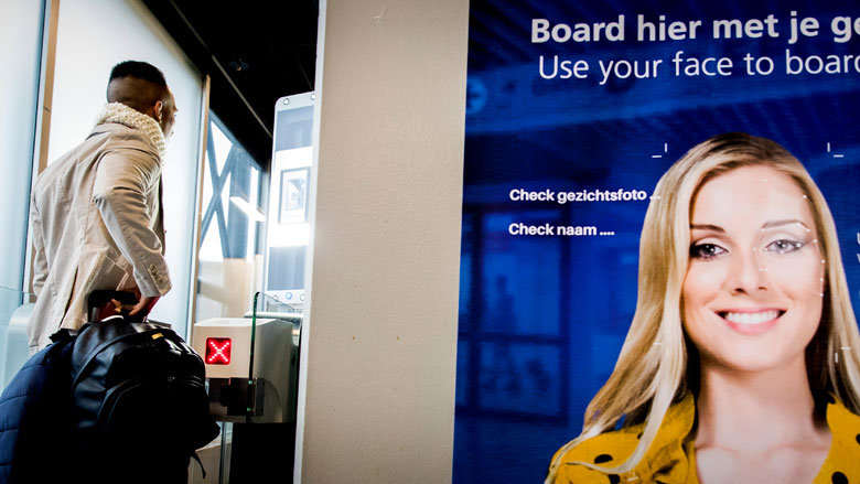 Schiphol breidt proeven met gezichtsherkenning uit