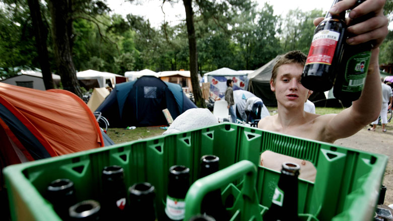Jongeren drinken later en minder alcohol