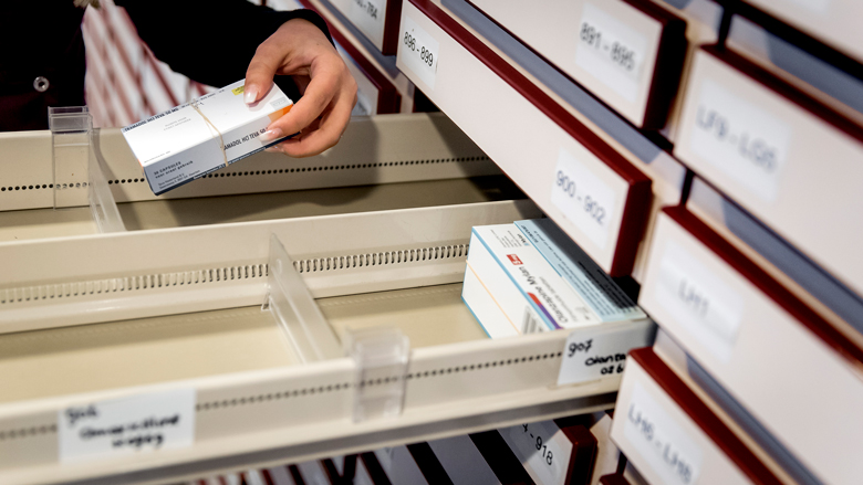 Minister Bruins: fabrikanten moeten hoge prijzen medicatie uitleggen