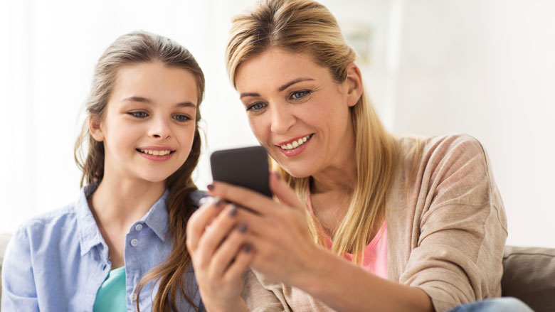 Meeste ouders houden hun tiener in de gaten op het internet