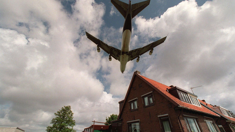 Omwonenden Schiphol: 'Maak de luchthaven voor zakelijke reizigers'