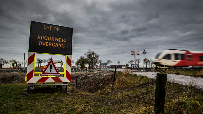 ProRail sluit onbewaakte overweg met betonblokken