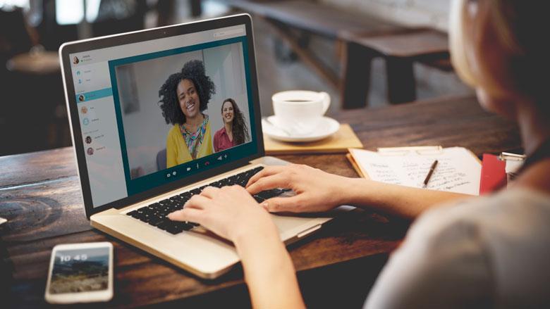 Nederlanders bellen en kijken steeds vaker tv via internet