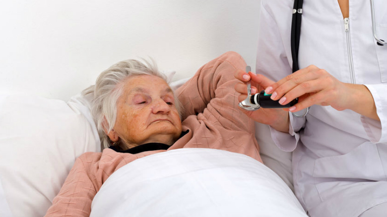 'Oudere grieppatiënt sneller doorverwezen naar verpleeghuis'